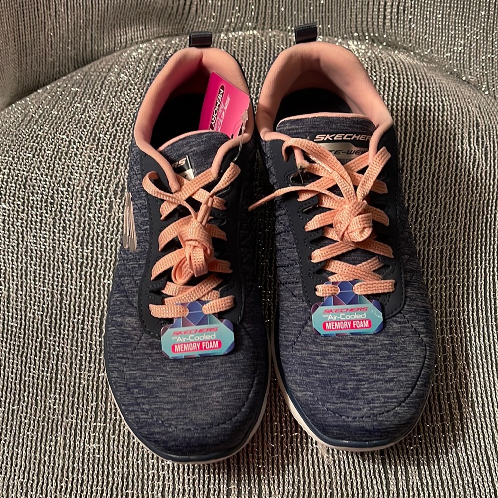 Sketchers-Air cooiled size 6